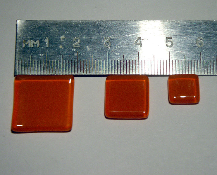 Стекло 20 мм. Стекло 20х20. Маленький пластмассовый квадратик с тремя проводками. Маленький пластмассовый квадратик с тремя золотыми проводками.
